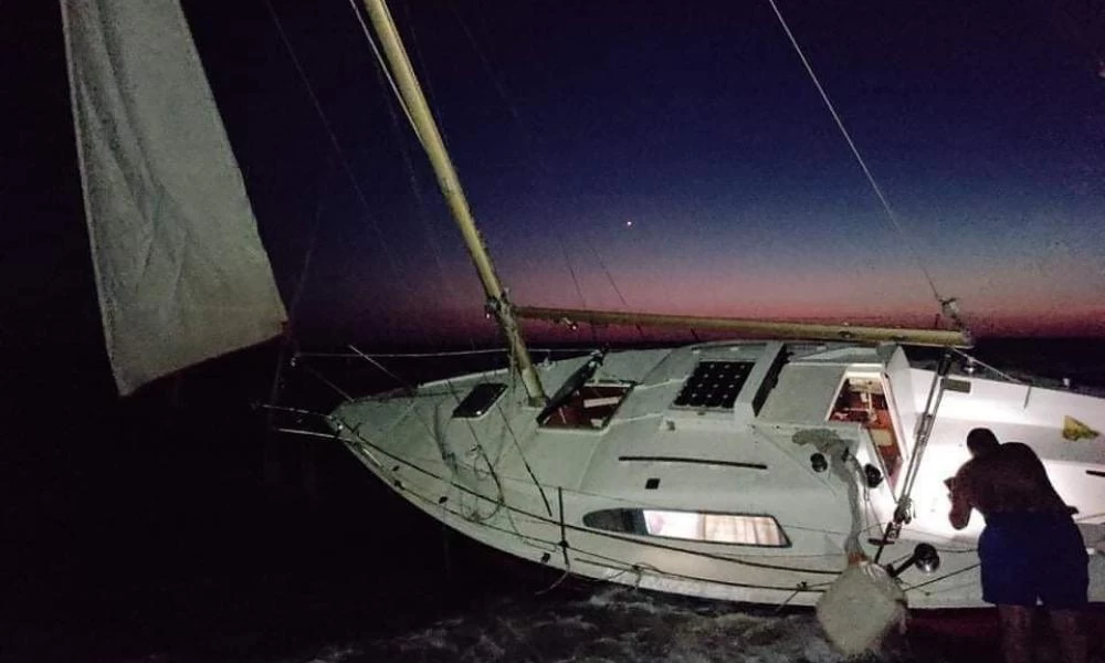 Μυστήριο στη Μεσσηνία: Ακυβέρνητο ιστιοπλοϊκό ξεβράστηκε σε ακτή